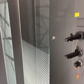 حاجز زجاجي 6 مم سيكريت ابيض او اسود (فريم كروم+ زراع تثبيت كروم) صد الصدأ 90 سم * 195 سم